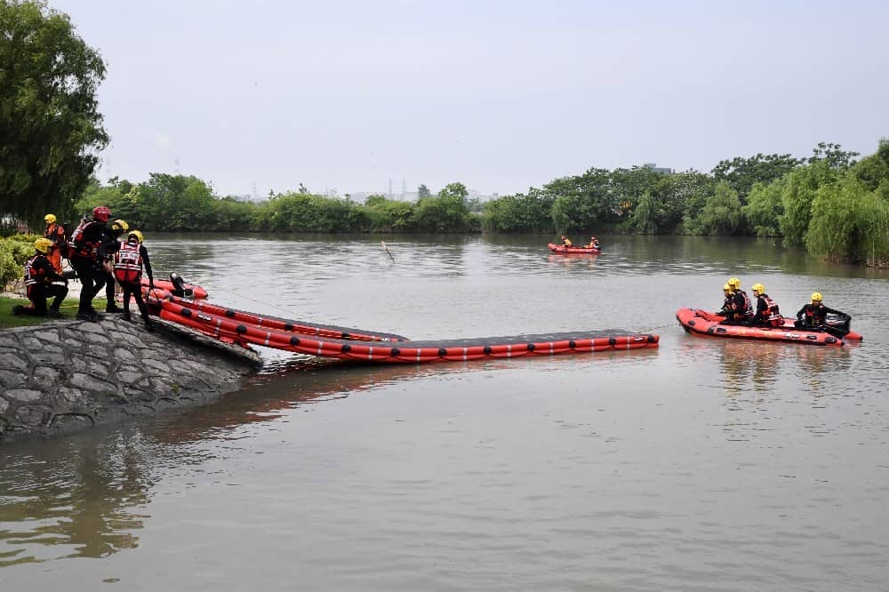 救援浮橋，快速搭建，連接希望與安全